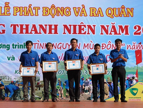 Đồng chí Thái Quang Thanh - PBT Tỉnh đoàn trao bằng khen cho các cá nhân có thành tích xuất sắc tại CT Tình nguyện mùa đông 2016, Xuân Tình nguyện 2017.JPG